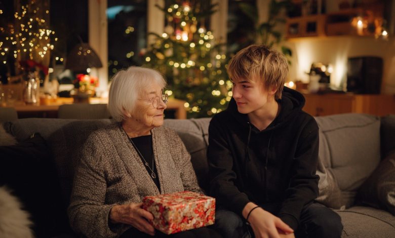 Mio nipote ha improvvisamente iniziato a interessarsi al mio passato — veniva, prendeva appunti, faceva domande. Pensavo fosse un progetto scolastico. Ma al mio settantesimo compleanno mi ha fatto un regalo che ha cambiato tutto… Mio nipote ha improvvisamente iniziato a interessarsi al mio passato — veniva, prendeva appunti, faceva domande. Pensavo fosse un progetto scolastico. Ma al mio settantesimo compleanno mi ha fatto un regalo che ha cambiato tutto…