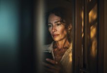 Ho trovato nel telefono di mio marito una conversazione. Lui scriveva: “Mia moglie non sospetta nulla”. Non mi sono persa d’animo e ho risposto per lui…