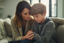 Mio figlio ha detto che semplicemente aveva dimenticato i pattini nel cortile. Non gli abbiamo creduto… fino a due giorni dopo, quando li ho visti nel posto meno previsto