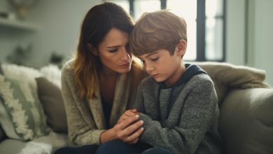 Mio figlio ha detto che semplicemente aveva dimenticato i pattini nel cortile. Non gli abbiamo creduto… fino a due giorni dopo, quando li ho visti nel posto meno previsto