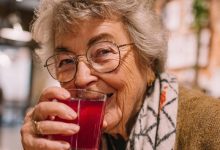 I parenti benestanti di mio marito hanno invitato mia madre, una pensionata, a una festa di compleanno in un ristorante e, come al solito, “si sono dimenticati” i portafogli. Ma lei ha dato loro una lezione tale che ora non ci invitano più…