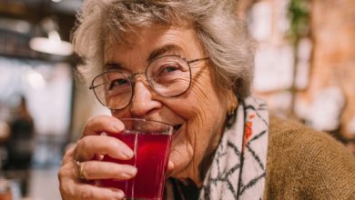 I parenti benestanti di mio marito hanno invitato mia madre, una pensionata, a una festa di compleanno in un ristorante e, come al solito, “si sono dimenticati” i portafogli. Ma lei ha dato loro una lezione tale che ora non ci invitano più…