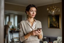 Mio marito mi ha inoltrato la lista dei regali di Natale di mia suocera per tutta la famiglia – per tutti cose costose, e quando sono arrivata al mio nome mi sono bloccata… Mio marito ha visto la mia faccia e ha capito: questa volta era andata troppo oltre…