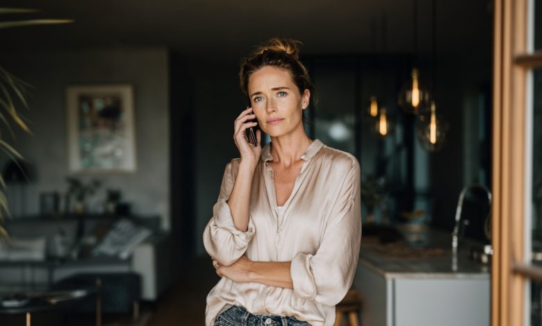 Mio marito è partito per un viaggio di lavoro per una settimana. Ho deciso di fargli una sorpresa — preparare il piatto che sua madre cucina e che ama sin da bambino al suo ritorno. Ho chiamato mia suocera e le ho chiesto la ricetta. Lei è rimasta sorpresa: “Quale viaggio di lavoro?” E ha detto qualcosa che mi ha fatto tremare la terra sotto i piedi…