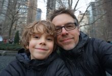 Mia moglie mi ha lasciato con nostro figlio autistico di 4 anni, e dopo 2 anni è ricomparsa in lacrime con un pacco di regali e scuse. Ho preso il pacco da lei, l’ho guardata negli occhi e…