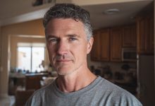 Da giovane lasciai una ragazza incinta, spaventato dalla responsabilità. E 25 anni dopo mio figlio adulto mi trovò, e ciò che disse mi fece piangere …