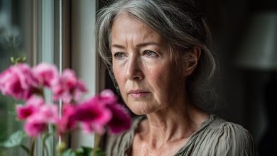 La nuora mi ha chiesto di badare all’appartamento mentre erano in vacanza. Andavo a innaffiare le piante, ritirare la posta. Al quinto giorno, per caso, ho aperto una stanza che era sempre stata chiusa. E quello che ho visto lì mi ha scioccato fino alle lacrime…