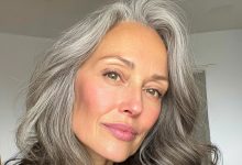 La suocera sta per compiere 60 anni, ma sembra che ne abbia 40. Tutti chiedono qual è il suo segreto: lei risponde parlando di ginnastica e alimentazione. Ma io conosco la verità — e mi fa arrabbiare