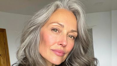 La suocera sta per compiere 60 anni, ma sembra che ne abbia 40. Tutti chiedono qual è il suo segreto: lei risponde parlando di ginnastica e alimentazione. Ma io conosco la verità — e mi fa arrabbiare