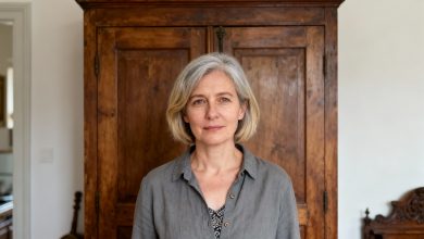 Ho deciso di vendere il vecchio armadio della nonna, ma l’acquirente ha notato una firma sotto il lucido, vedendo la quale ho capito che non era semplicemente un vecchio mobile…