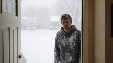 Ho permesso a un uomo povero di passare la notte sul mio divano — di notte è entrato nella mia camera da letto