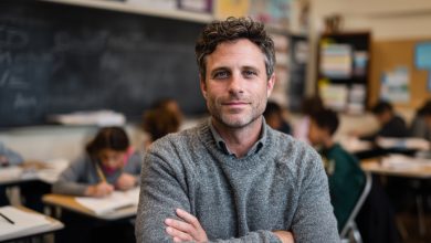 L’insegnante notò che l’alunno ogni giorno andava in una casa abbandonata alla periferia — e lo seguì