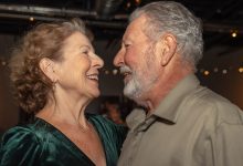 Dopo che mio marito se n’è andato, avevo paura anche solo di pensare a nuove relazioni… finché la sua mano non ha tremato sulla mia schiena…