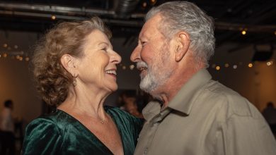 Dopo che mio marito se n’è andato, avevo paura anche solo di pensare a nuove relazioni… finché la sua mano non ha tremato sulla mia schiena…