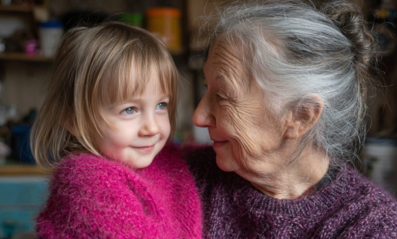 La vicina ha rifiutato di pagare mia madre di 73 anni per aver accudito sua figlia, dicendo che «tanto sta a casa senza fare nulla» — così non ho resistito e  sono intervenuta per risolvere la questione…