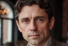 Per due settimane mio marito è tornato a casa tardi, diceva di lavorare straordinari, ma non gli credevo e ho deciso di seguirlo. Quando l’ho visto suonare alla porta di una casa estranea…