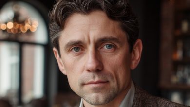 Per due settimane mio marito è tornato a casa tardi, diceva di lavorare straordinari, ma non gli credevo e ho deciso di seguirlo. Quando l’ho visto suonare alla porta di una casa estranea…