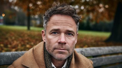 Ho pagato per l’istruzione di sei figli, e poi ho scoperto che nessuno di loro è mio — ho accusato mia moglie di tradimento, finché lei non mi ha consegnato una busta che ha cambiato tutto