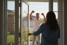 Il vicino ricco ha costruito una recinzione sul mio terreno mentre ero in vacanza — gli ho dato una lezione che non dimenticherà mai
