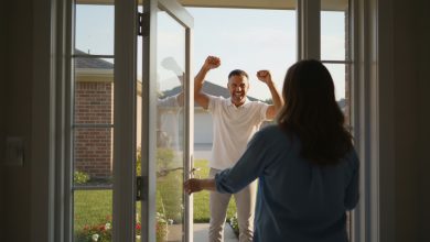 Il vicino ricco ha costruito una recinzione sul mio terreno mentre ero in vacanza — gli ho dato una lezione che non dimenticherà mai