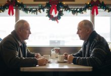 Io e i miei due migliori amici ci siamo promessi di incontrarci a Natale dopo 30 anni — al posto di uno dei ragazzi è arrivata una sconosciuta e ci ha lasciati senza parole