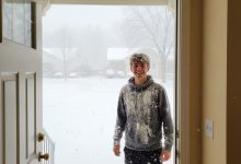 Ho permesso a un uomo povero di passare la notte sul mio divano — di notte è entrato nella mia camera da letto