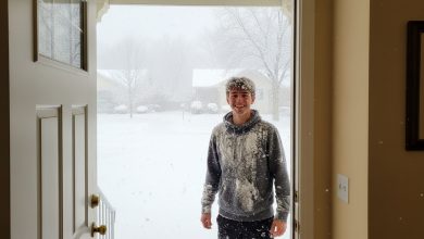 Ho permesso a un uomo povero di passare la notte sul mio divano — di notte è entrato nella mia camera da letto