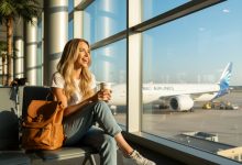 Ho aiutato una donna che piangeva in aeroporto — due anni dopo è entrata nella chiesa durante il mio matrimonio