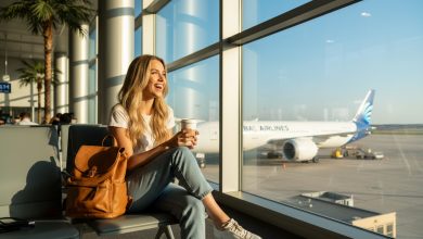 Ho aiutato una donna che piangeva in aeroporto — due anni dopo è entrata nella chiesa durante il mio matrimonio