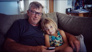 Ho cresciuto mia nipote dopo che la sua famiglia è morta in un incidente. E vent’anni dopo, mi ha consegnato un biglietto che ha svelato la verità su quella sera e su quel terribile incidente…