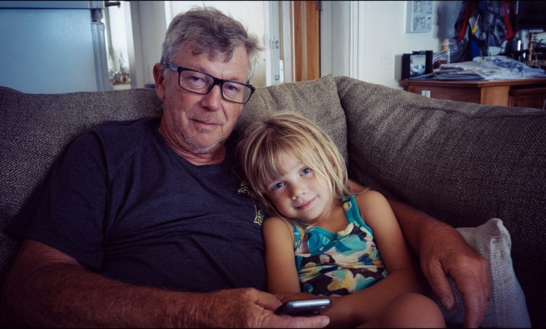 Ho cresciuto mia nipote dopo che la sua famiglia è morta in un incidente. E vent’anni dopo, mi ha consegnato un biglietto che ha svelato la verità su quella sera e su quel terribile incidente…