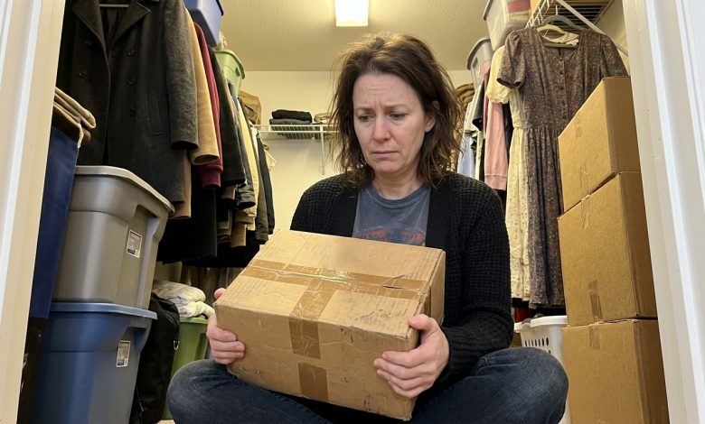 Mamma teneva una scatola con l’etichetta “Non aprire” – l’ho aperta dopo il suo funerale