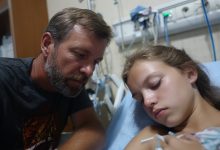 Un uomo sconosciuto veniva ogni giorno in ospedale e teneva la mano di mia figlia per ore, mentre lei era in coma. Quando ho scoperto chi era veramente, ho sentito il cuore spezzarsi…