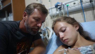 Un uomo sconosciuto veniva ogni giorno in ospedale e teneva la mano di mia figlia per ore, mentre lei era in coma. Quando ho scoperto chi era veramente, ho sentito il cuore spezzarsi…