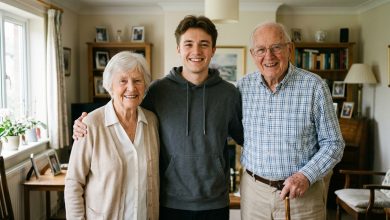 Sono diventata madre a 56 anni quando hanno abbandonato un neonato alla mia porta — 23 anni dopo, una sconosciuta è apparsa con una scatola e ha detto: “Guarda cosa tuo figlio ti ha nascosto”