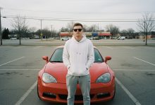 Una settimana fa mi hanno derubato — e oggi mio figlio disoccupato è tornato a casa con una nuova auto sportiva