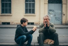 l ragazzo ha dato il suo pranzo a uno sconosciuto infreddolito per strada — e non sapeva che fosse una prova