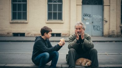 l ragazzo ha dato il suo pranzo a uno sconosciuto infreddolito per strada — e non sapeva che fosse una prova