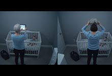 Ho assunto una dolce tata pensionata per i miei gemelli — e di notte la telecamera mi ha mostrato chi è veramente