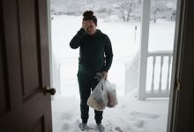 Mio marito mi ha chiusa fuori al freddo — e ciò che ho visto dentro ha cambiato tutto