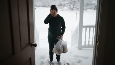 Mio marito mi ha chiusa fuori al freddo — e ciò che ho visto dentro ha cambiato tutto