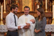 Mio marito mi ha chiesto di non andare al battesimo di nostro figlio — ma ci sono andata comunque e ho visto mia sorella essere presentata come la sua “mamma”…