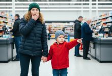 Ero in fila al supermercato, quando un bambino dietro di me ha detto alla mamma: «Guarda! Quel signore sembra proprio papà!»