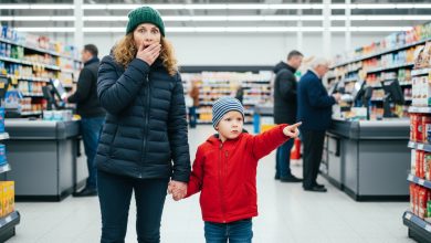 Ero in fila al supermercato, quando un bambino dietro di me ha detto alla mamma: «Guarda! Quel signore sembra proprio papà!»