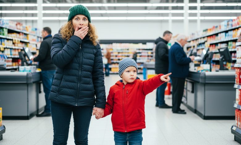 Ero in fila al supermercato, quando un bambino dietro di me ha detto alla mamma: «Guarda! Quel signore sembra proprio papà!» Ero in fila al supermercato, quando un bambino dietro di me ha detto alla mamma: «Guarda! Quel signore sembra proprio papà!»