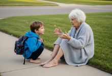 Ero un adolescente che ogni volta riportava a casa una vecchietta smarrita — fino a quando un giorno non si presentò suo figlio