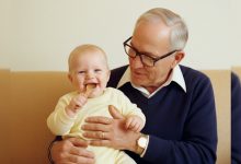 Ogni Natale il nonno apparecchiava per quattro persone — ma ogni volta cenava da solo. Fino a quando l’invito non arrivò per l’ultima volta