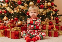 Papà ha detto a una bugia al figlio dicendo che Babbo Natale è stato derubato — la mattina dopo la polizia ha bussato alla porta