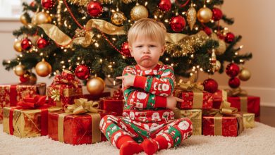 Papà ha detto a una bugia al figlio dicendo che Babbo Natale è stato derubato — la mattina dopo la polizia ha bussato alla porta