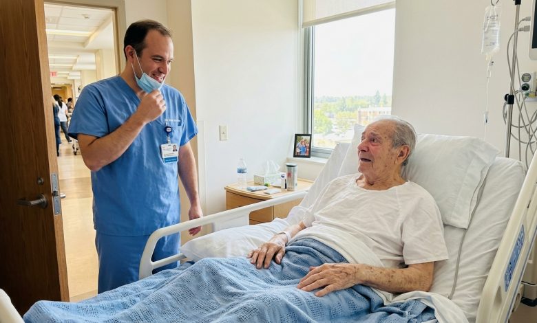 Ha condiviso il pranzo con un ragazzo povero a scuola — anni dopo si sono incontrati in una stanza d’ospedale Ha condiviso il pranzo con un ragazzo povero a scuola — anni dopo si sono incontrati in una stanza d’ospedale